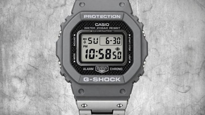 Casio G-Shock DWE-5600MTM-8 mengombinasikan sasis persegi dengan tali logam beraksen warna ganda.