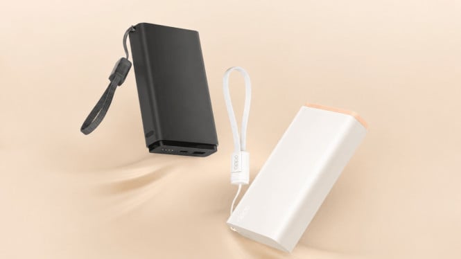 Dua opsi varian Oppo Power Bank SUPERVOOC dengan kabel terintegrasi yang berfungsi sebagai tali gantungan.