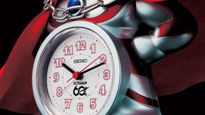 Tampilan depan jam weker Seiko JF860A Ultraman dengan dial analog terintegrasi di bagian dada.