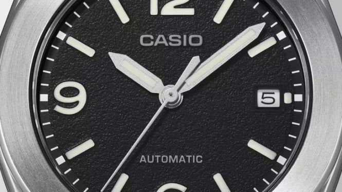 Detail dial hitam dan konstruksi cangkang titanium pada varian tertinggi Casio CMK100TD-1A.