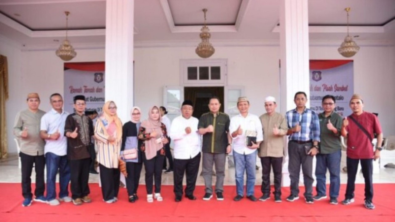 Ismail Pakaya bersama pihak Yayasan Islamic Center