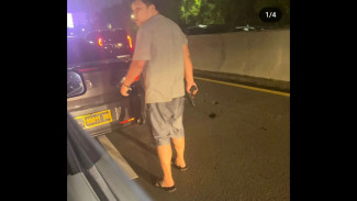 Viral! Aksi Pria Bawa Pistol Kendarai Mobil Dinas Polri Aniaya Pengendara Lain di Jalan 