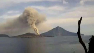 Gunung Anak Krakatau Alami Erupsi, Naik Status Level Siaga III