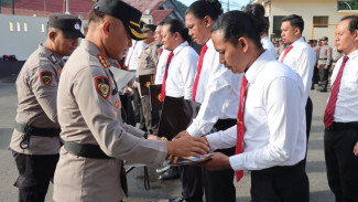 Hari Bhayangkara ke-77, Kapolresta Gorontalo Kota Beri Penghargaan Personel Berprestasi
