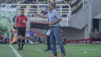 Bos Persebaya Akan Evaluasi Tim Pelatih, Nasib Aji Santoso di Ujung Tanduk?
