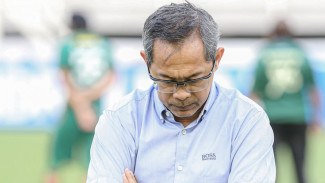 Bek Kiri Kerap Bocor, Aji Santoso Ragu Mainkan Reva Adi saat Persebaya Tandang ke Persija