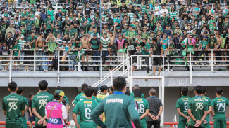 Respon Berkelas Aji Santoso Usai Diminta Bonek Tinggalkan Persebaya