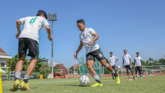 Aji Santoso Dihinggapi Masalah Baru, Berharap Persebaya Tidak Jadi Pelampiasan Persija