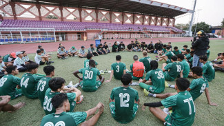 Persebaya Tampil Kurang Mengigit, Manajemen dan Bonek Datangi Aji Santoso saat Latihan