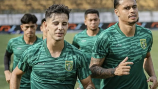 Uston Nawawi: Persebaya Wajib Bawa Poin Penuh dari Markas Barito Putera