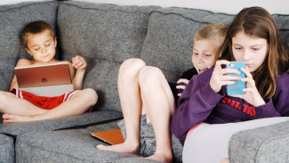 8 Tips dan Strategi Efektif Kurangi Ketergantungan Gadget pada Anak, yang Pasti Harus Sabar