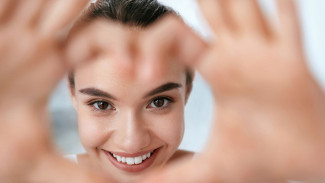 3 Zodiak yang Memiliki Kecantikan Alami, Mata dan Senyum Begitu Menggoda