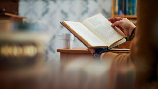 Menjelajahi Dunia Melalui Buku, 6 Alasan Mengapa Membaca Itu Penting