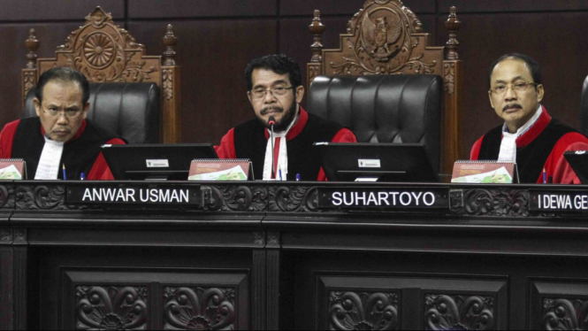 Hakim MK, Anwar Usman