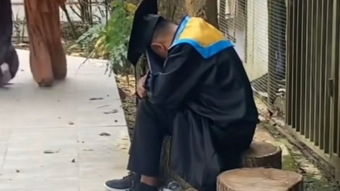 Tangkapan layar video mahasiswa menangi saat siwuda