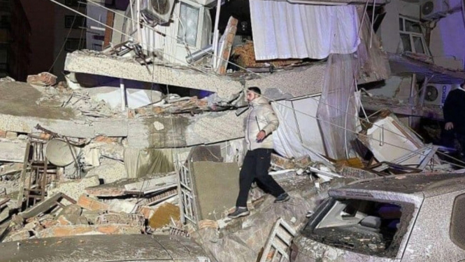 Reruntuhan gedung di bencana gempa Turki