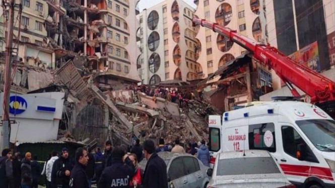 Reruntuhan bangunan usai kejadian gempa