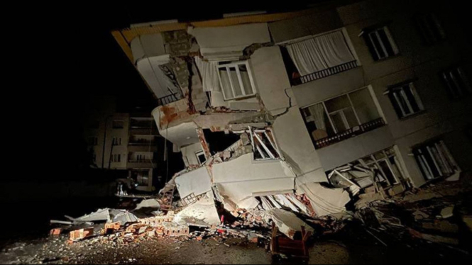 Reruntuhan bangunan pasca gempa di Turki dan Suriah