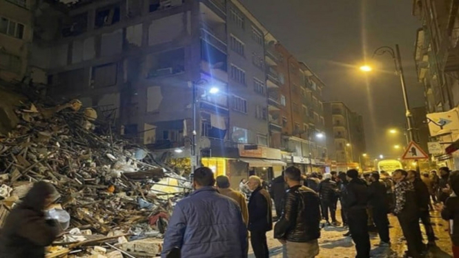 Gedung runtuh akibat gempa dengan magnitudo 7,8 di Turki