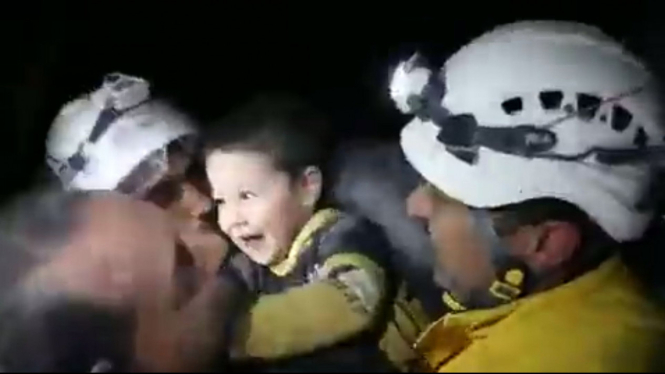 Tangkapan layar ekspresi bocah di Suriah usai diselamatkan petugas