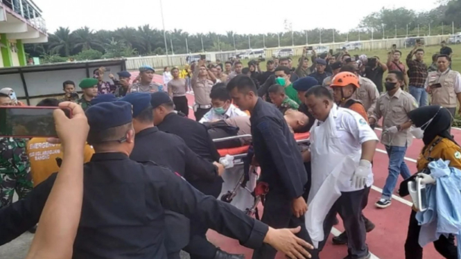 Proses evakuasi korban helikopter Kapolda di Posko Merangin