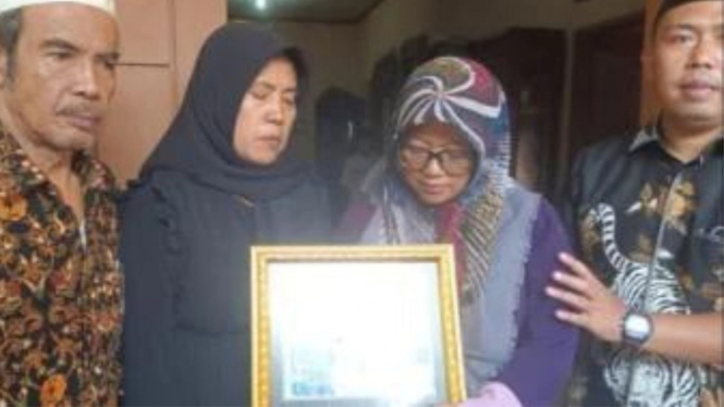 Keluarga Kades Curug Goong, Salamunasir, yang tewas disuntik.