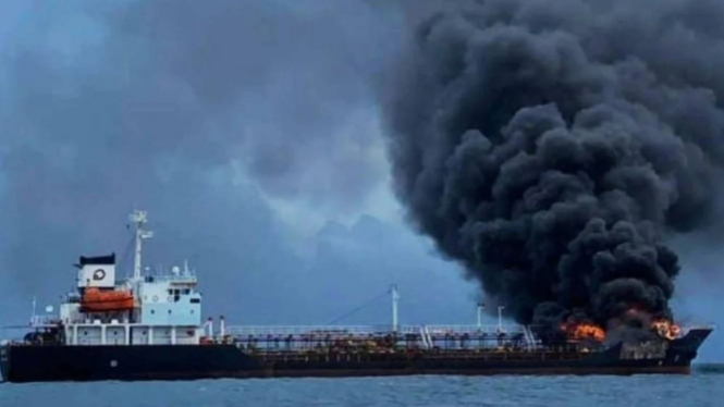 Kapal Pertamina terbakar