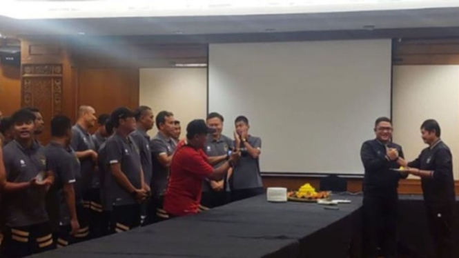 Kubu Timnas Indonesia U-22 gelar sukuran potong tumpeng