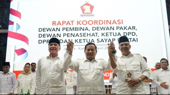 Iwan Bule (kiri) Usai dilantik Prabowo Subianto (tengah)