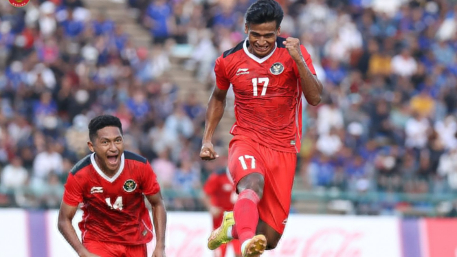 Pemain Indonesia Irfan Jauhari cetak gol kedua ke gawang Filipina