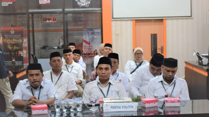 Tomy Ishak Ketua DPC Gerindra Kabupaten Gorontalo (tengah)