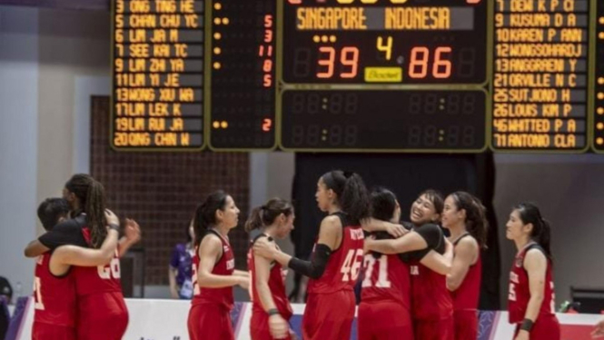 Tim basket putri Indonesia selebrasi saat menangan lawan Singapura