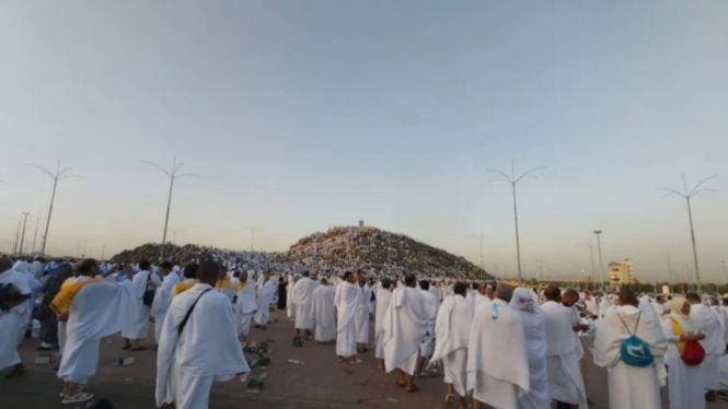 Jemaah haji wukuf di Arafah