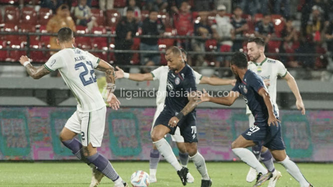 Gustavo Almeida dikawal tiga pemain Persib Bandung