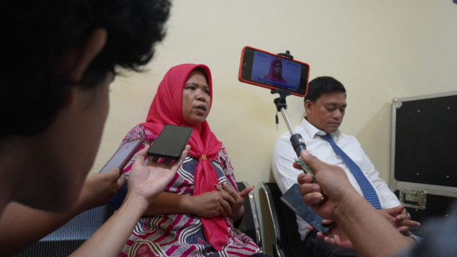 Hadija Panto, istri tersangka judi sabung ayam yang dianiaya polisi