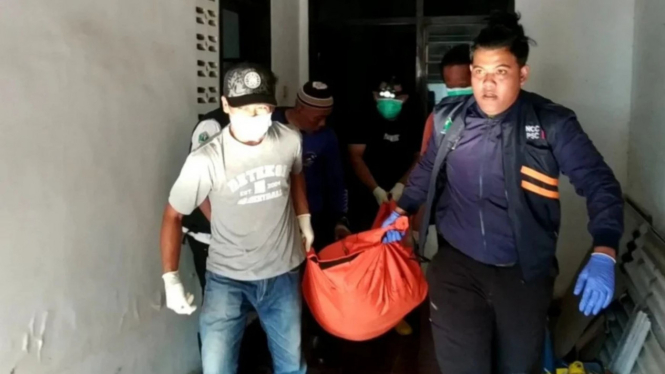 Evakuasi jenazah Yulies Yatimah, eks atlet bulu tangkis nasional