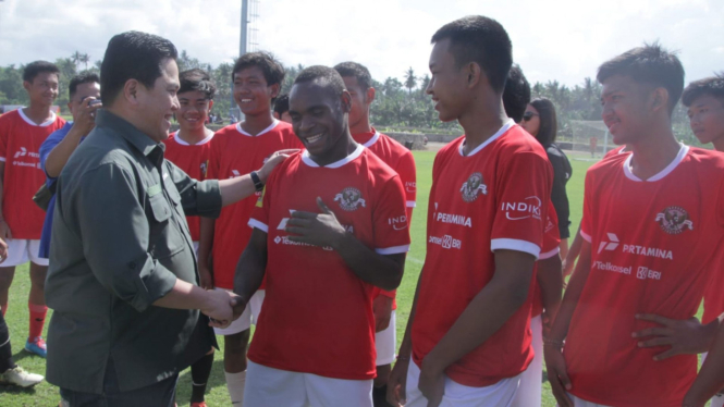 Erick Thohir meninjau seleksi Timnas Indonesia U-17 di Bali