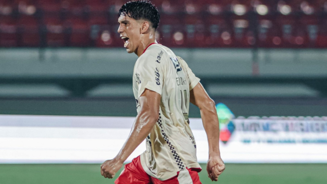 Elias Dolah cetak gol untuk Bali United ke gawang Arema FC