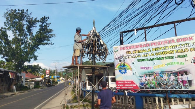 Tugu knalpot brong Polresta Gorontalo Kota