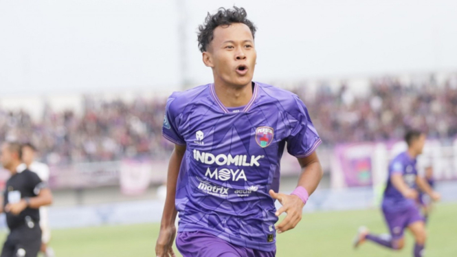 Esal Sahrul pencetak gol Persita Tangerang ke gawang Persija