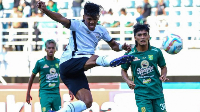 Pemain RANS Nusantara Abdul Rahman cetak gol ke gawang Persebaya