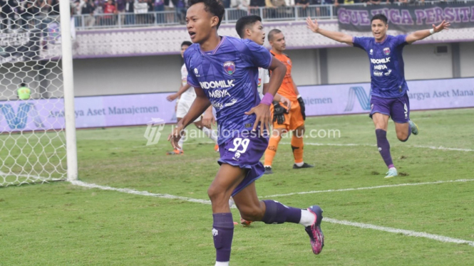 Esal Sahrul pencetak gol Persita Tangerang ke gawang Persija