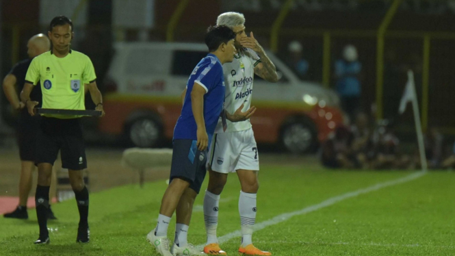 Pelatih Persib, Yaya Sunarya beri instruksi Ciro Alves