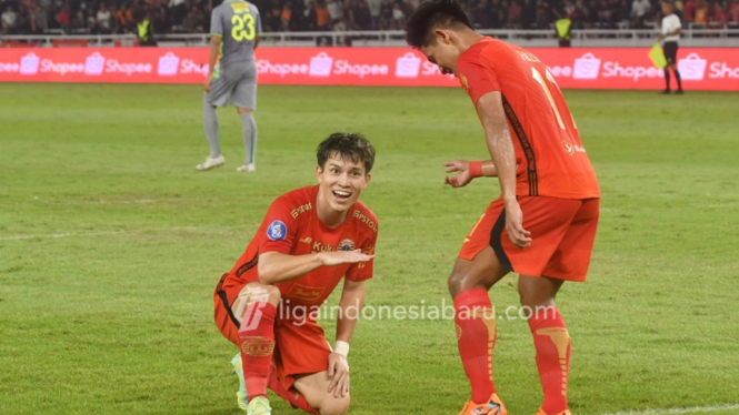 Ryo Matsumuran mencetak gol untuk Persija ke gawang Persebaya