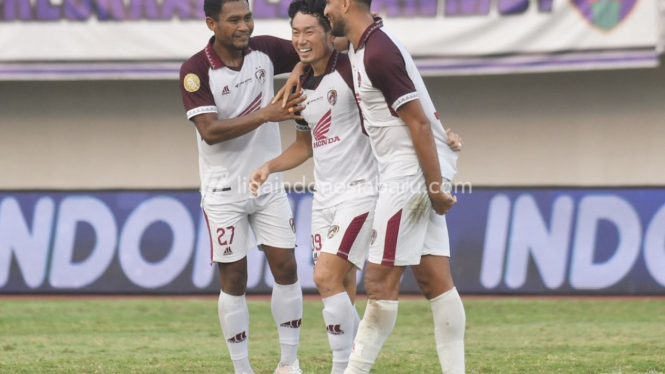 Pemain PSM Makassar, Kenzo Nambu mencetak gol