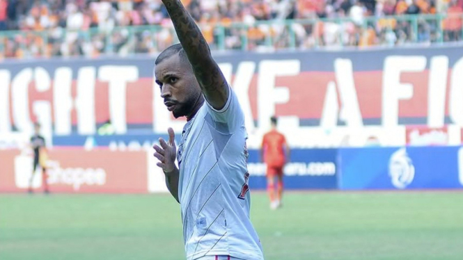 Pemain Arema FC, Gustavo Almeida cetak gol ke gawang Persija