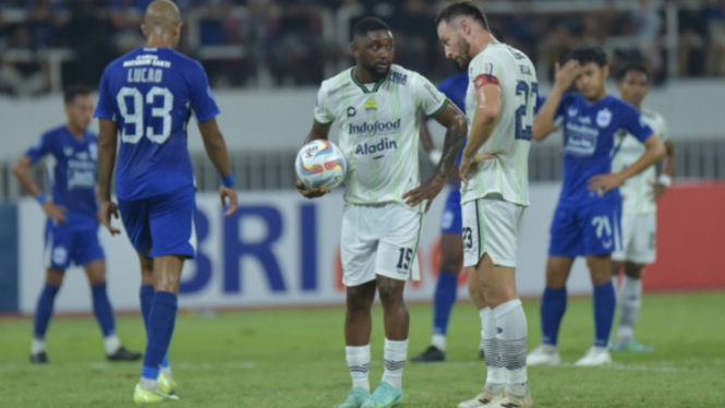 Levy Madinda siap eksekusi penalti saat duel PSIS Semarang vs Persib