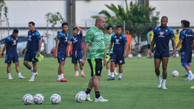 Pelatih Persib Bandung, Bojan Hodak pimpin latihan