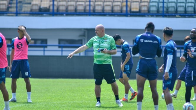 Bojan Hodak memimpin latihan Persib Bandung