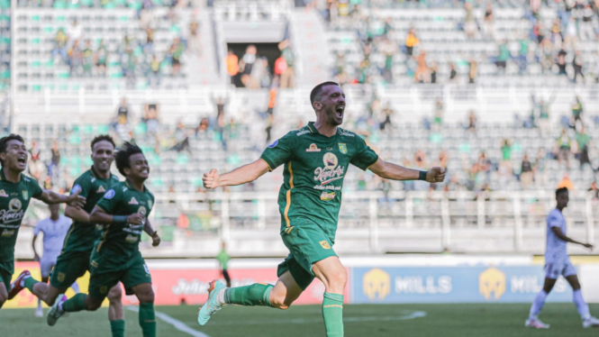 Dusan Stevanovic cetak gol kedua Persebaya ke gawang Arema FC